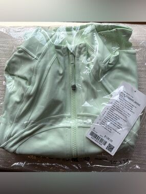 Lululemon define cropped jacket MMGC size 6 SOLD OUT